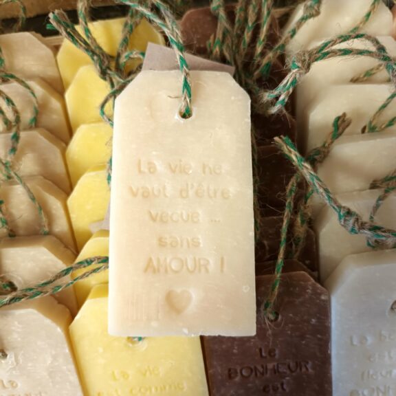 Savon message à suspendre - La vie ne vaut d'être vécue sans AMOUR - Le Mas du Roseau