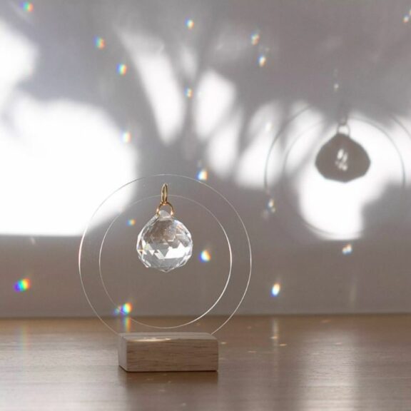 Suncatcher "CHARLIE", Attrape-soleil en cristal et laiton - Rayonne