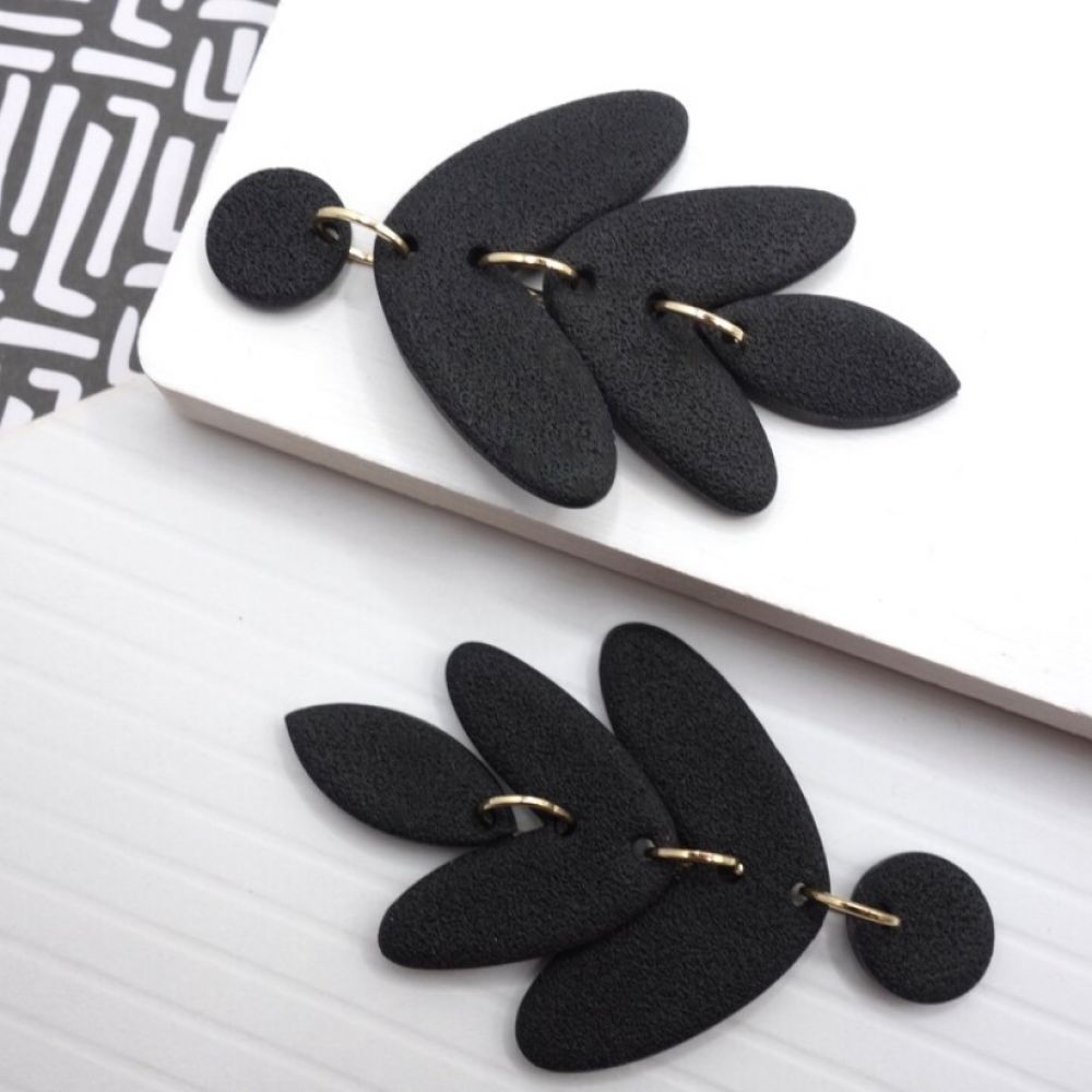 Boucles d'oreilles série Noire / Végétal - Amrita Clay