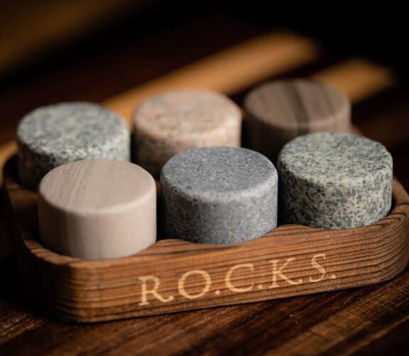 Coffret de glaçons en pierre pour whisky The Original ROCKS™ – Image 2