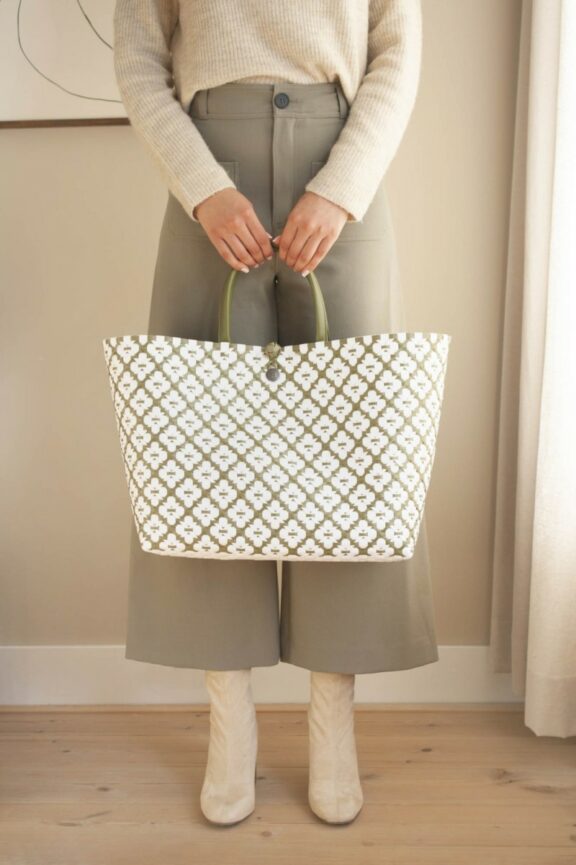 Panier Motif Olive en plastique recyclé tressé - Handed By – Image 2