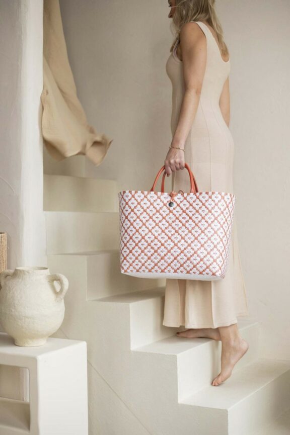 Panier Motif Rust en plastique recyclé tressé - Handed By – Image 3