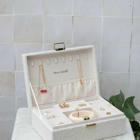 Boite à bijoux Louise en moumoute blanc - Maison Scarlett