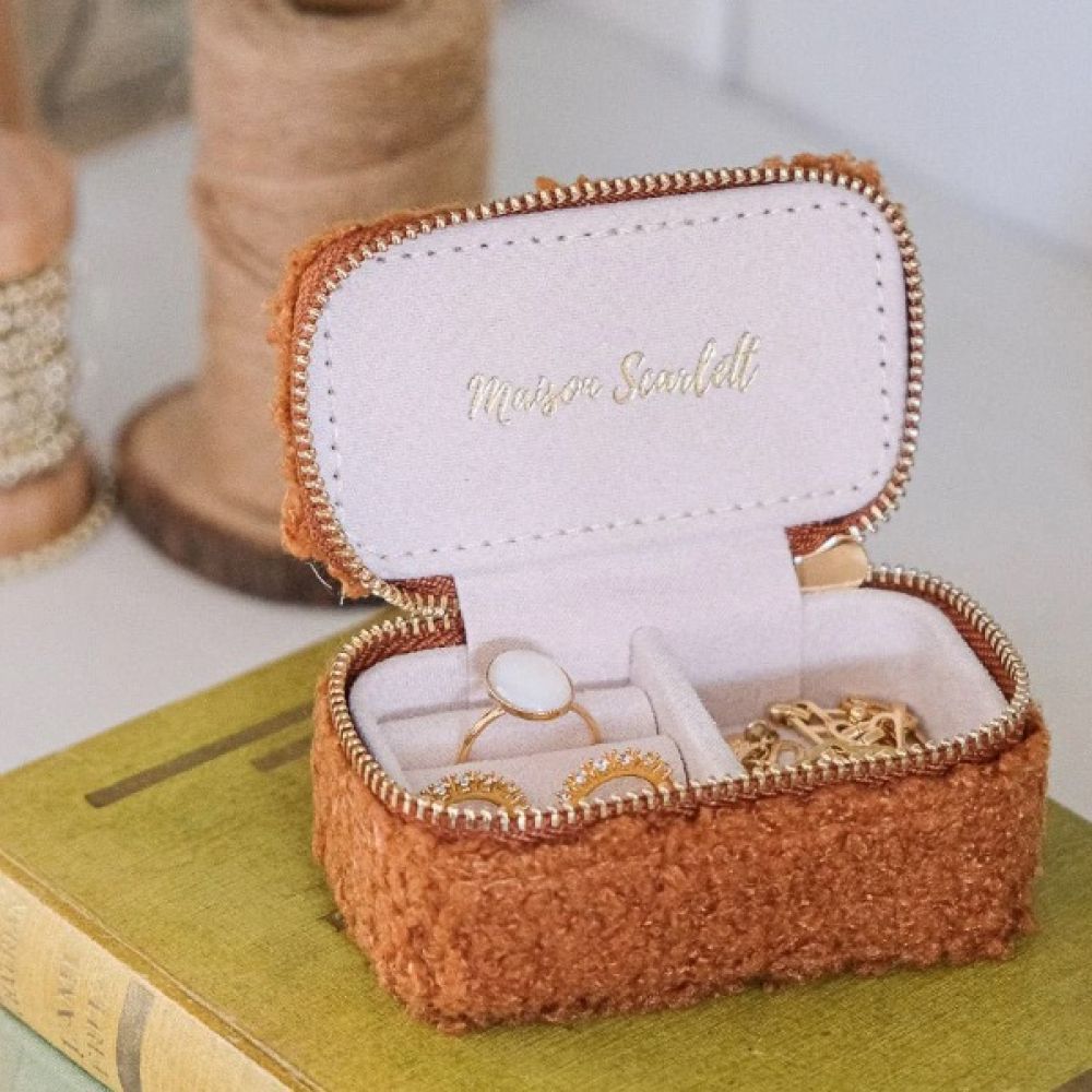 Mini boîte à bijoux de voyage Marie en moumoute camel – Maison Scarlett