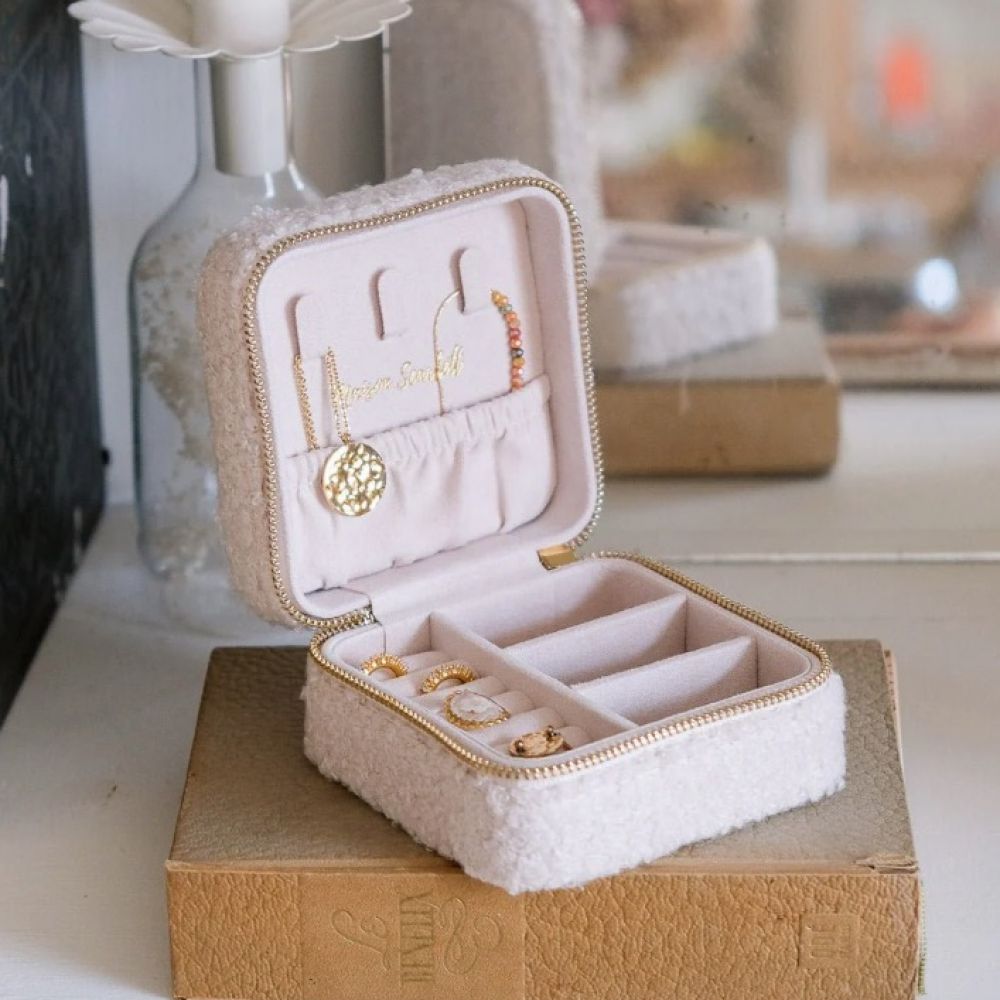 Boîte à bijoux Corinne en moumoute blanc – Maison Scarlett